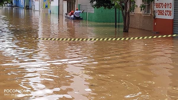 O Rio Itabapoana subiu quase 4 metros e pelo menos três bairros ficaram alagados