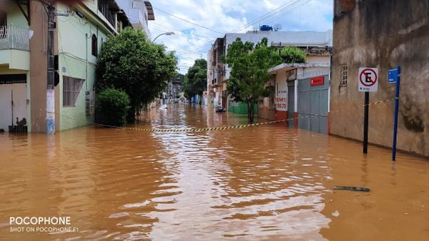 O Rio Itabapoana subiu quase 4 metros e pelo menos três bairros ficaram alagados