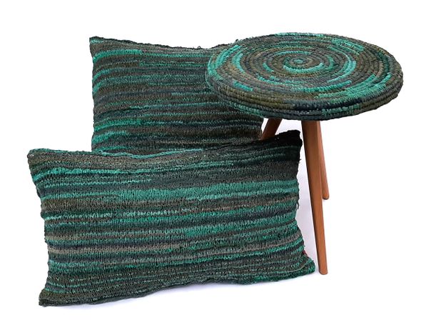 Almofadas de tramas verdes e mesinha espiral criação de Jacqueline Chiabay por Divulgação/  Jacqueline Chiabay