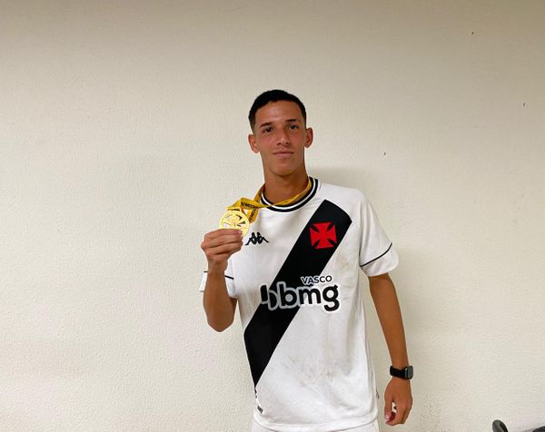Arthur Sales, do sub-20 do Vasco, mostra a medalha da Supercopa do Brasil Sub-20