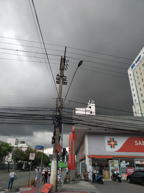 Céu carregado de nuvens escuras na Reta da Penha, em Vitória por Luiza Campos