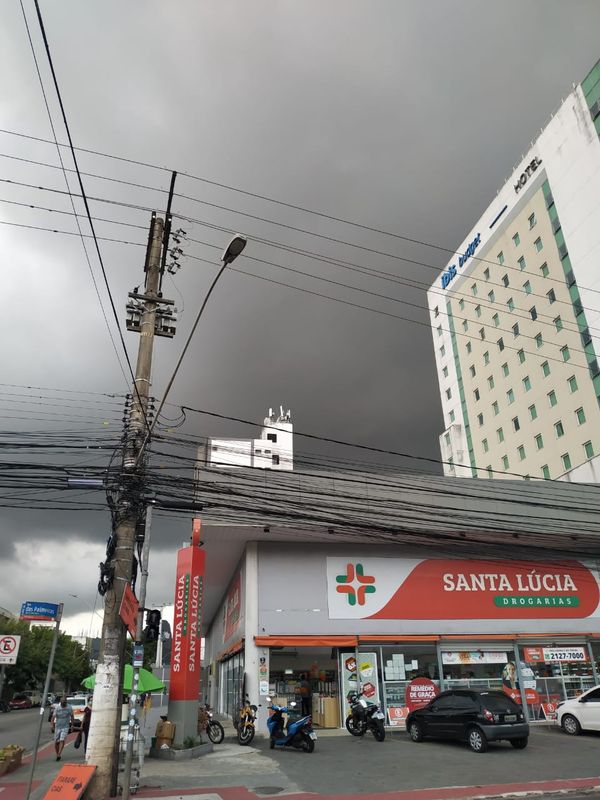 Céu carregado de nuvens escuras na Reta da Penha, em Vitória por Luiza Campos