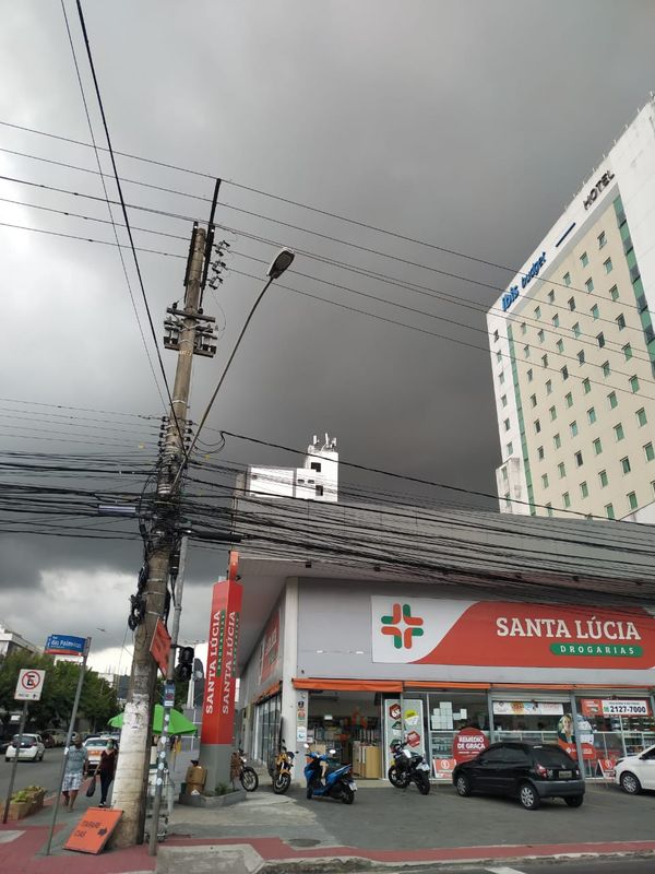 Céu carregado de nuvens escuras na Reta da Penha, em Vitória por Luiza Campos