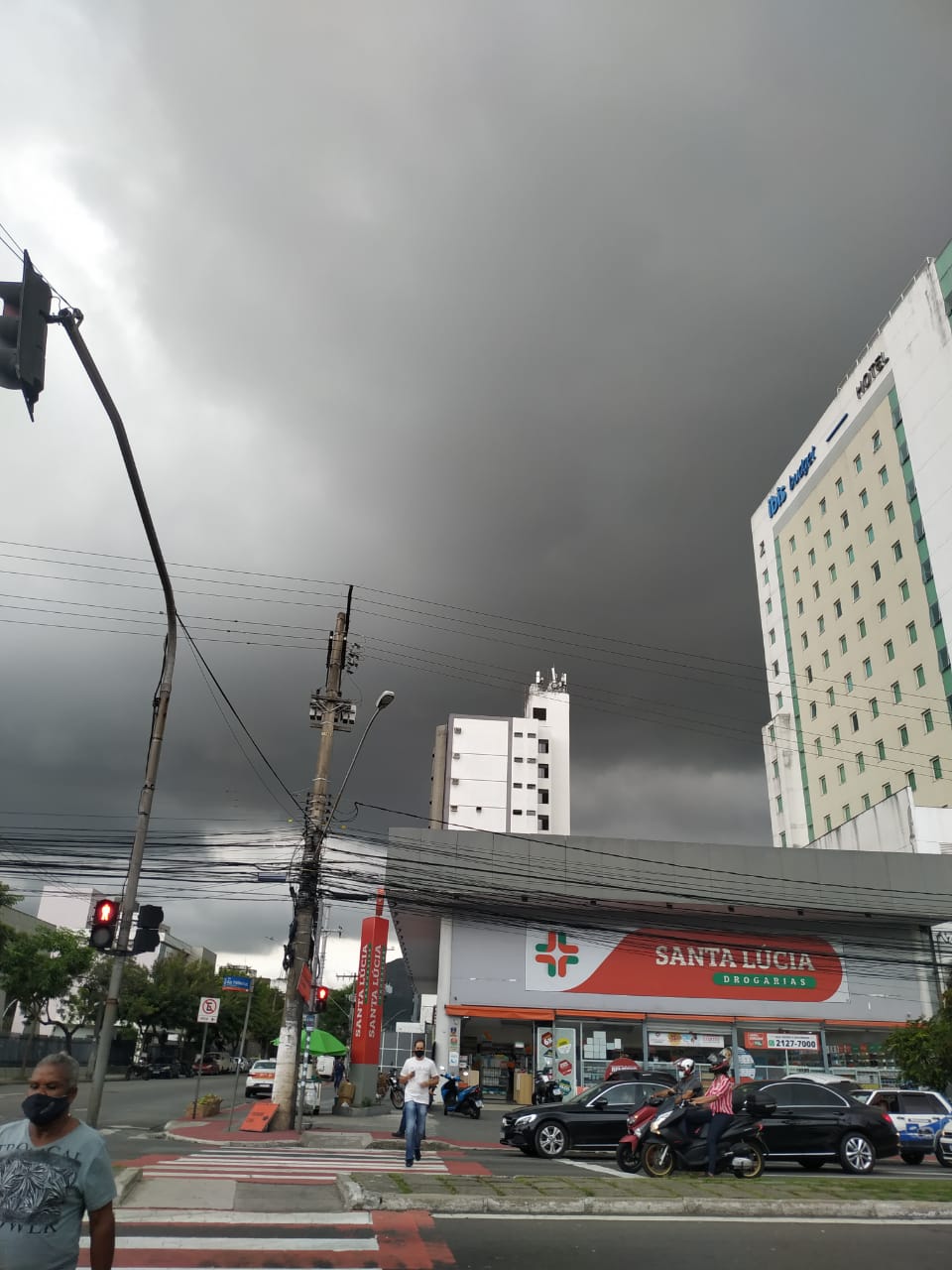 Céu carregado de nuvens escuras na Reta da Penha, em Vitória