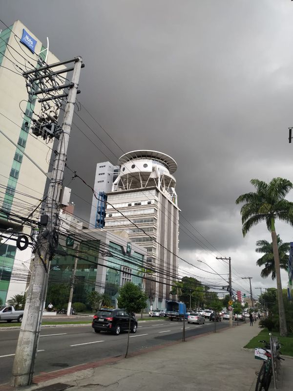 Céu carregado de nuvens escuras na Reta da Penha, em Vitória por Luiza Campos