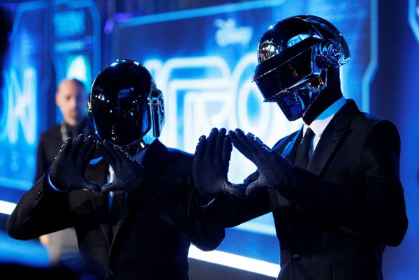 Formada pelos franceses, Thomas Bangalter e Guy-Manuel de Homem-Christo, a dupla Daft Punk posa na premiere do filme 