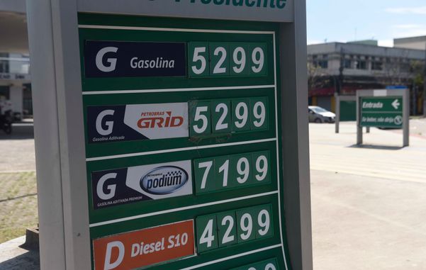 Preços de combustíveis em posto na avenidaDante Michelini, Jardim da Penha