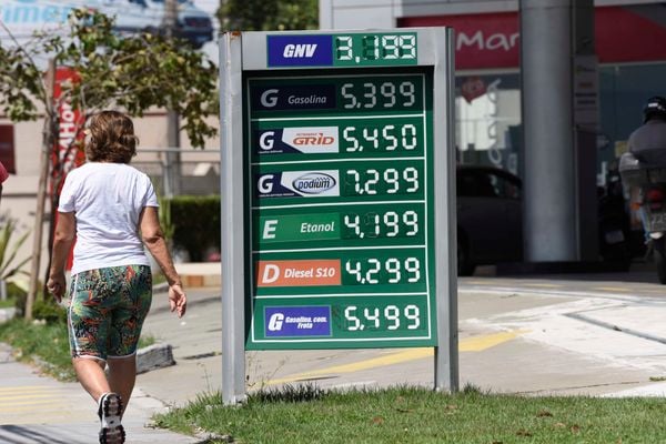 Preços de combustíveis em posto na avenidaDante Michelini, Jardim da Penha