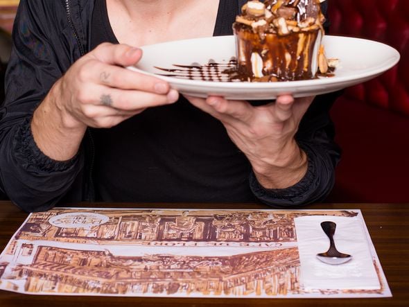 Fiuk é homenageado no Paris 6 com um grand gateau de chocolate, Twix, ganache de chocolate, biscoito e calda de caramelo  por Thatiana Bione
