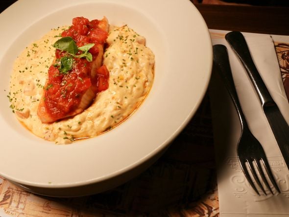 O Saumon au risotto de crevettes à Gabi Martins também está no cardápio por Hugo Haddad