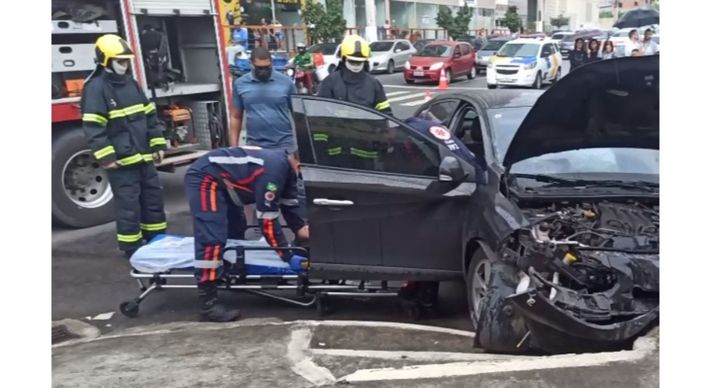 O Corpo de Bombeiros foi acionado e retirou a vítima presa às ferragens. Segundo a PM, ela foi socorrida pelo Samu para o Hospital Vila Velha