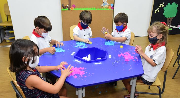 Reorganização das salas e adequação tecnológica viabilizaram o término do rodízio semanal; estudos remotos serão mantidos somente para os alunos cujas famílias assim desejarem