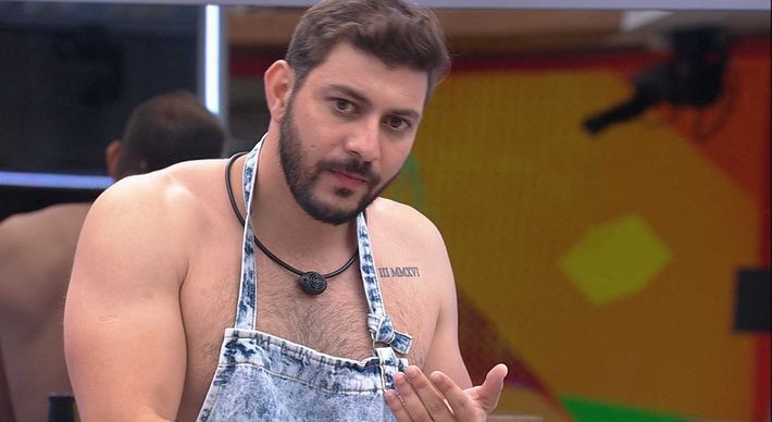Internautas levantaram suspeitas sobre contágio na casa após Caio dizer que não estava sentindo o gosto da comida e Carla ter dito que perdeu o paladar e o olfato