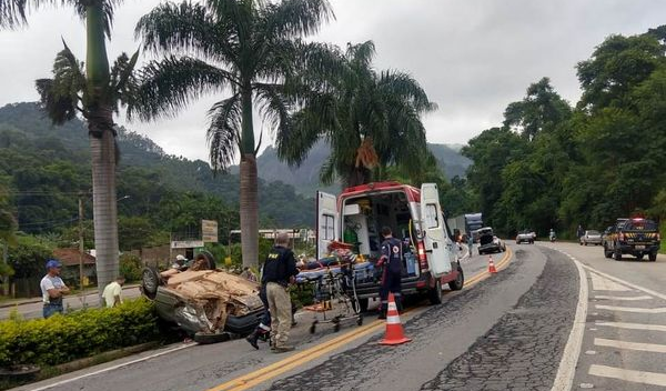 Capotamento deixa três pessoas feridas . Crédito: Site Radio FMZ
