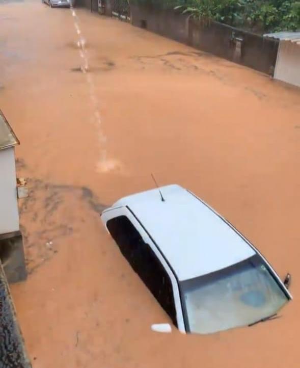 Chuva alagada ruas em Cachoeiro de Itapemirim