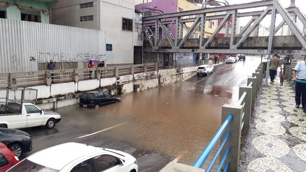 Chuva alagada ruas em Cachoeiro de Itapemirim