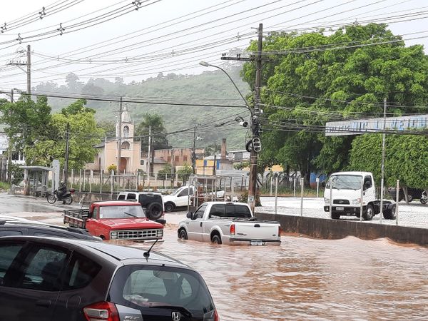 Chuva alagada ruas em Cachoeiro de Itapemirim