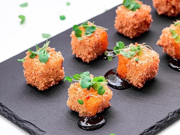 Dadinhos de tapioca com geleia de pimenta: entrada do restaurante Água e Sal, aberto esta semana em Camburi  por Pedro Piol