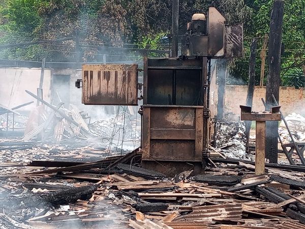 Incêndio destrói galpão de recicláveis em Marilândia