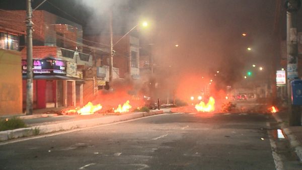 Manifestantes bloquearam a Avenida Abdo Saad, em Jacaraípe, com lixo e fogo 