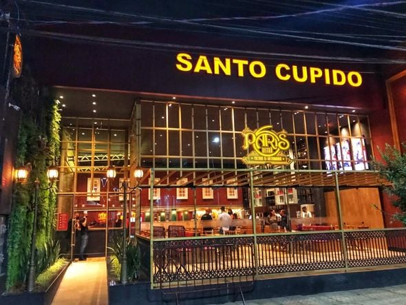 Fachada do dinner club Paris 6 & Santo Cupido Bar, na Praia do Canto por Fica a Dica ES