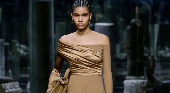 Raynara Negrine desfilou para grife Fendi na Semana de Moda de Milão. 'A ficha demorou a cair', disse