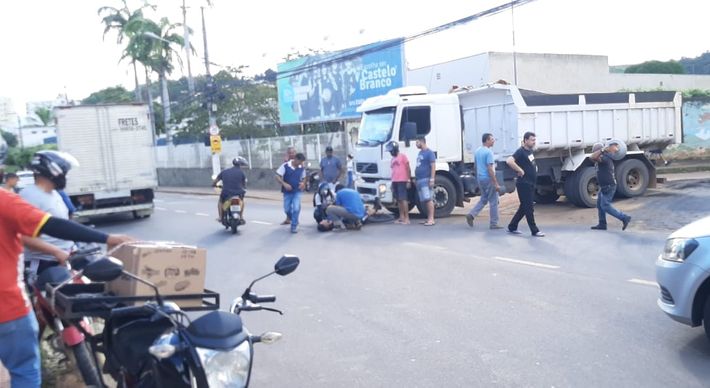 O acidente ocorreu por volta de 16h30 na Avenida Brasil, principal do bairro Maria das Graças. A vítima foi encaminhado para um hospital particular
