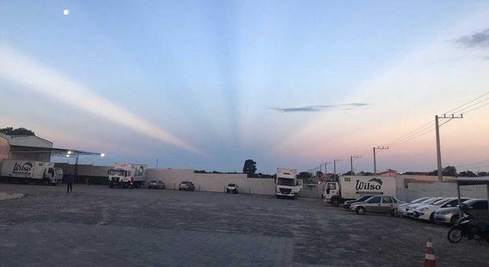Moradores tiraram fotos e filmaram o céu no final da tarde desta quarta-feira (24); coordenador do Incaper explica o fenômeno
