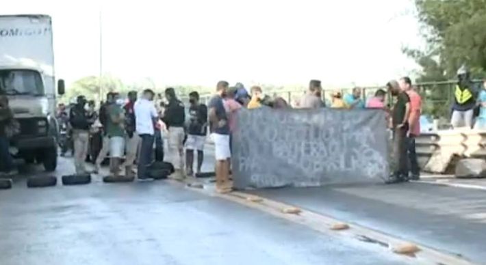 Os manifestantes, em alguns momentos, chegaram a fechar totalmente a rodovia. Na cidade, a gasolina é encontrada pelo preço de R$ 5,59