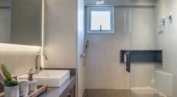 Erros no projeto podem fazer com que o banheiro pareça ainda menor. Para impedir isso, confira cinco dicas para otimizar o espaço apenas com a decoração