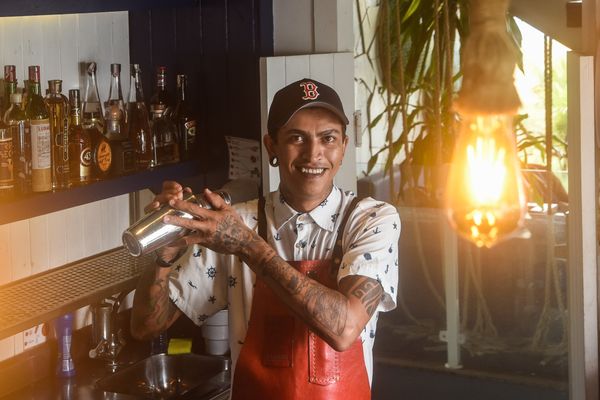 Adenilson Dantas (Borracha), o bartender, do Barlavento, quiosque 1 da Praia de Camburi em Jardim da Penha