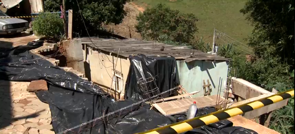 Casa onde vive a família precisou ser interditada e pessoas precisaram deixar o local por Reprodução | Samy Ferreira, da TV Gazeta