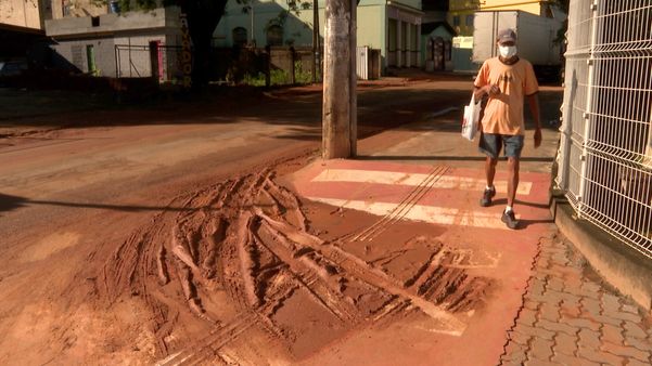 Na manhã desta quarta-feira (24), algumas ruas ainda estavam com muita lama; moradores e comerciantes contabilizam prejuízos