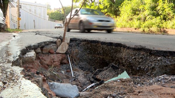 Na manhã desta quarta-feira (24), algumas ruas ainda estavam com muita lama; moradores e comerciantes contabilizam prejuízos
