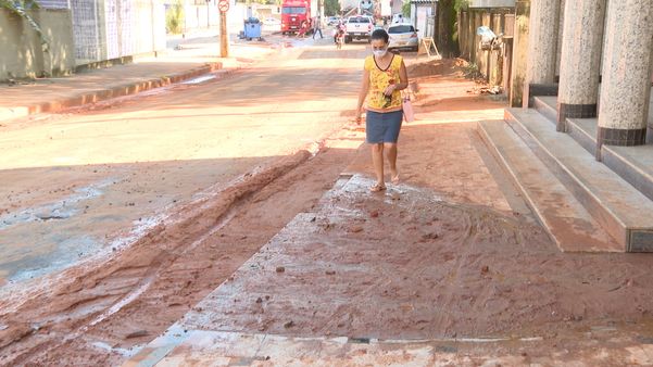 Na manhã desta quarta-feira (24), algumas ruas ainda estavam com muita lama; moradores e comerciantes contabilizam prejuízos