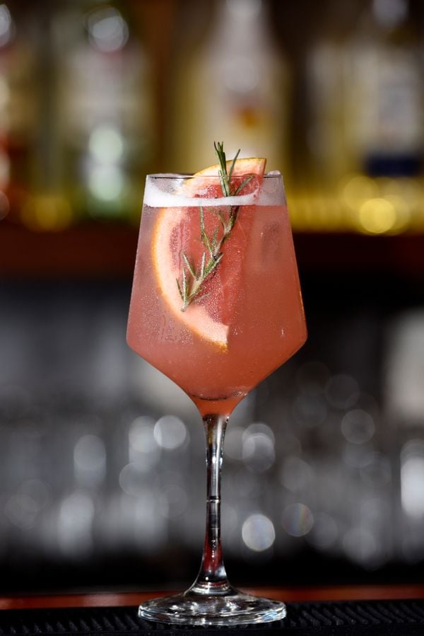 Drinque Florine feito por Matheus Almeida, bartender do Los Chicos, que fica no bairro Mata da Praia, Vitória.