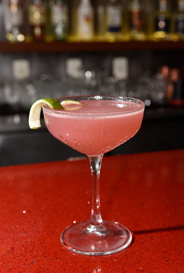 Drinque Cosmopolitan com gin feito por Matheus Almeida, bartender do Los Chicos, que fica no bairro Mata da Praia, Vitória.