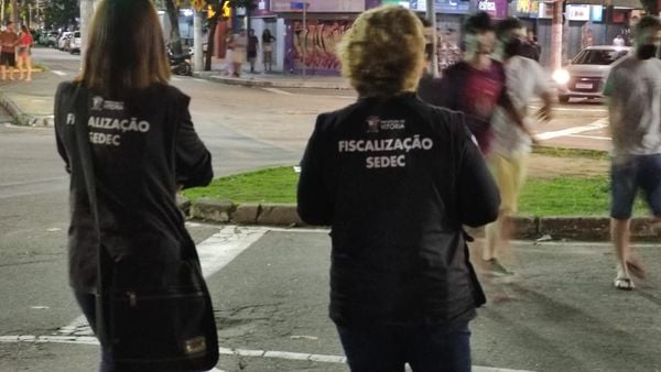Fiscais da Prefeitura de Vitória apreendem caixas de som na Rua da Lama por Divulgação/PMV