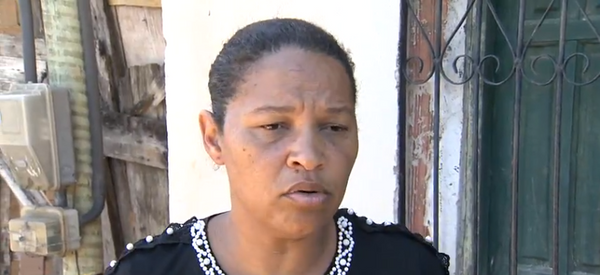 Kelly Correira da Silva vive na casa atingida com outras dez pessoas, incluindo os cinco filhos por Reprodução | Samy Ferreira, da TV Gazeta