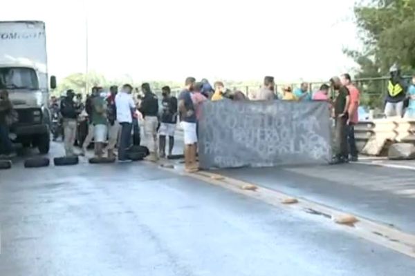 Manifestantes voltam a fechar a BR 101 em protesto contra o preço dos combustíveis