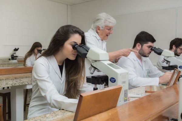 Na Emescam, o aluno conta com um sistema de ensino que alinha prática, teoria e tencologia em módulos de integração com metologias ativas