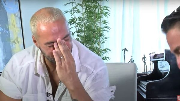 O cantor Belo chora em entrevista ao colunista Leo Dias após prisão por festa ilegal