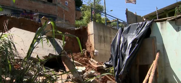 Parte do muro caiu e atingiu a sala de uma residência no bairro Aparecida, em Cariacica por Reprodução | Samy Ferreira, da TV Gazeta
