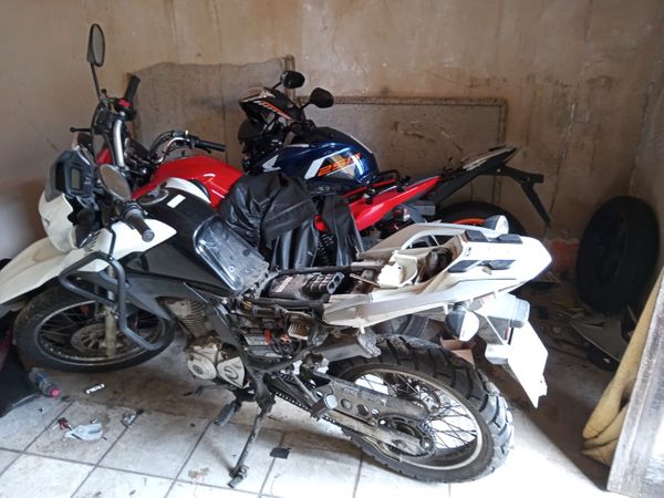 PM descobre desmanche de motos na Serra