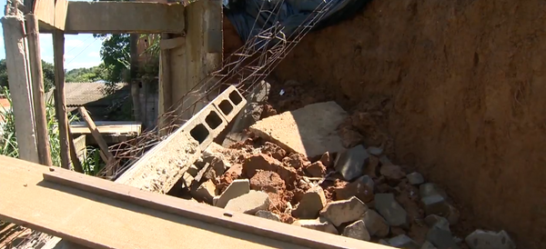 Terra e escombros invadiram parte de uma casa onde vivem 11 pessoas por Reprodução | Samy Ferreira, da TV Gazeta