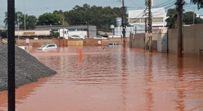 Fotos encaminhadas pelos leitores de A Gazeta mostram parte da rodovia que corta a região completamente tomada pela água da chuva, na altura do bairro Marcílio de Noronha