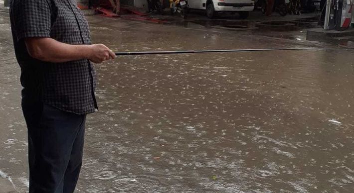 Segundo o morador Sergio Andrade, uma chuva forte que durou cerca de oito minutos foi o suficiente para alagar a Rua Vicente Celestino, em Campo Grande, na tarde desta quinta-feira