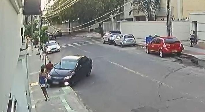 Roubo aconteceu na tarde desta quarta-feira (24) em Itapuã. Ao flagrar o assalto, o namorado da jovem jogou o carro em cima da calçada, atingindo o criminoso