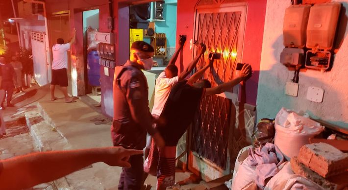 Armas de fogo, munição, maconha e crack foram apreendidos na ação. Em todas as diligências, que começaram na última segunda-feira (22), estiveram presentes cerca de 50 policiais militares e civis