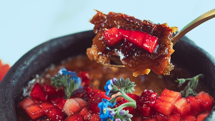Crème brûlée de doce de leite com morango do Ubud Cafe, em Vitória